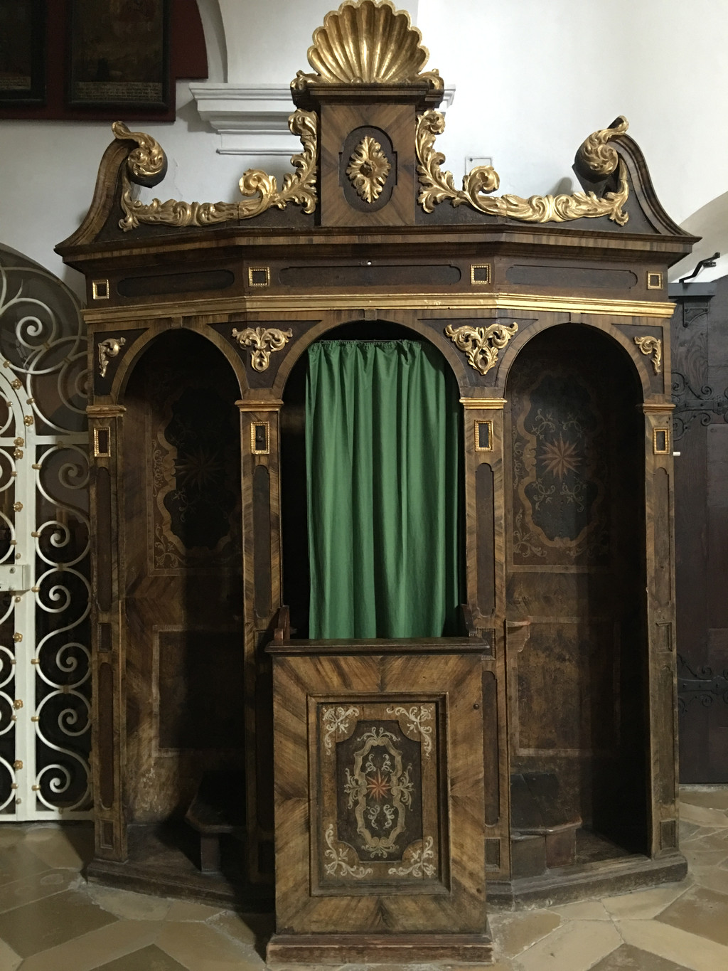  p>忏悔室又名告解厅,是天主教信仰中七件圣事之