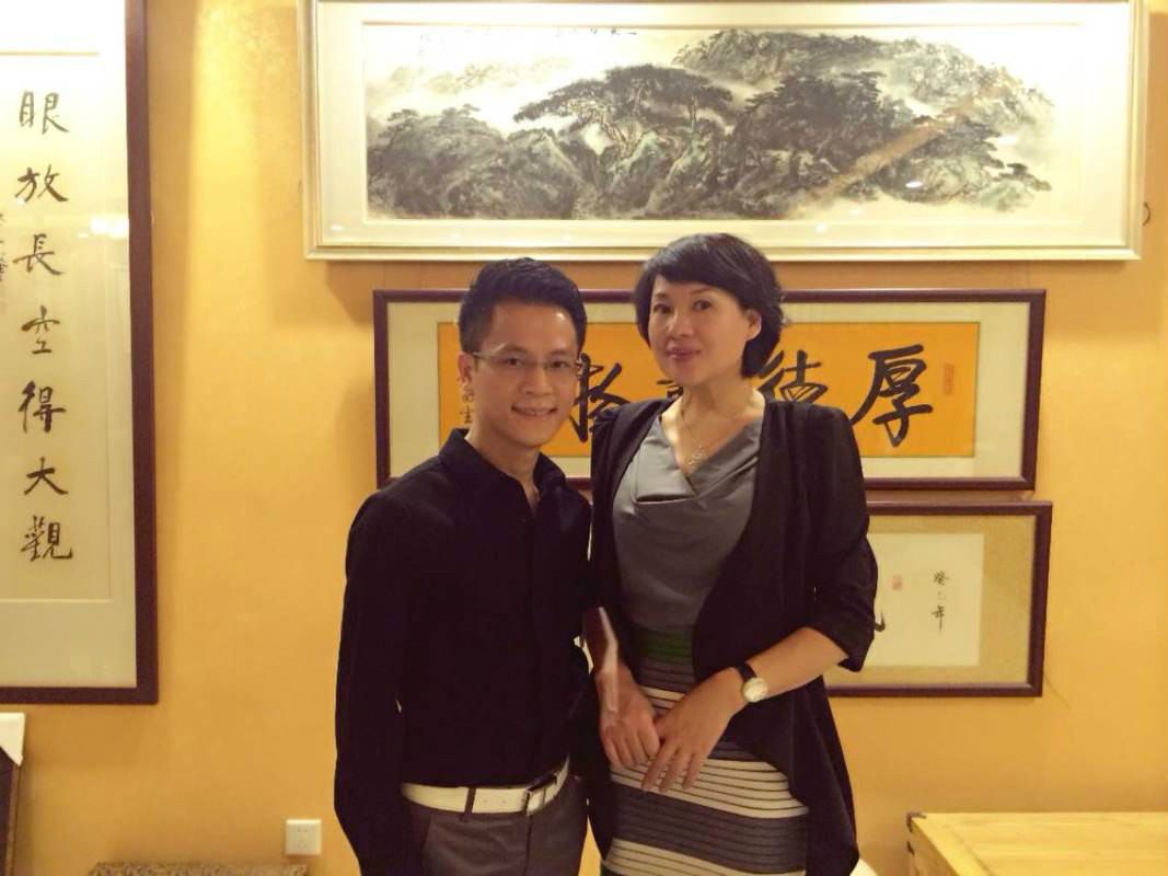 月,由中国社交名流 a target="_blank" href="/item/黄智中/1632648"