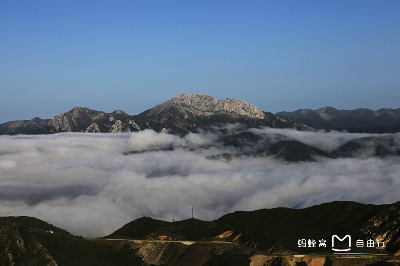 50°,雪宝顶位于松潘县境内,是岷山山脉主峰,最高海拔5588米,岷山主峰