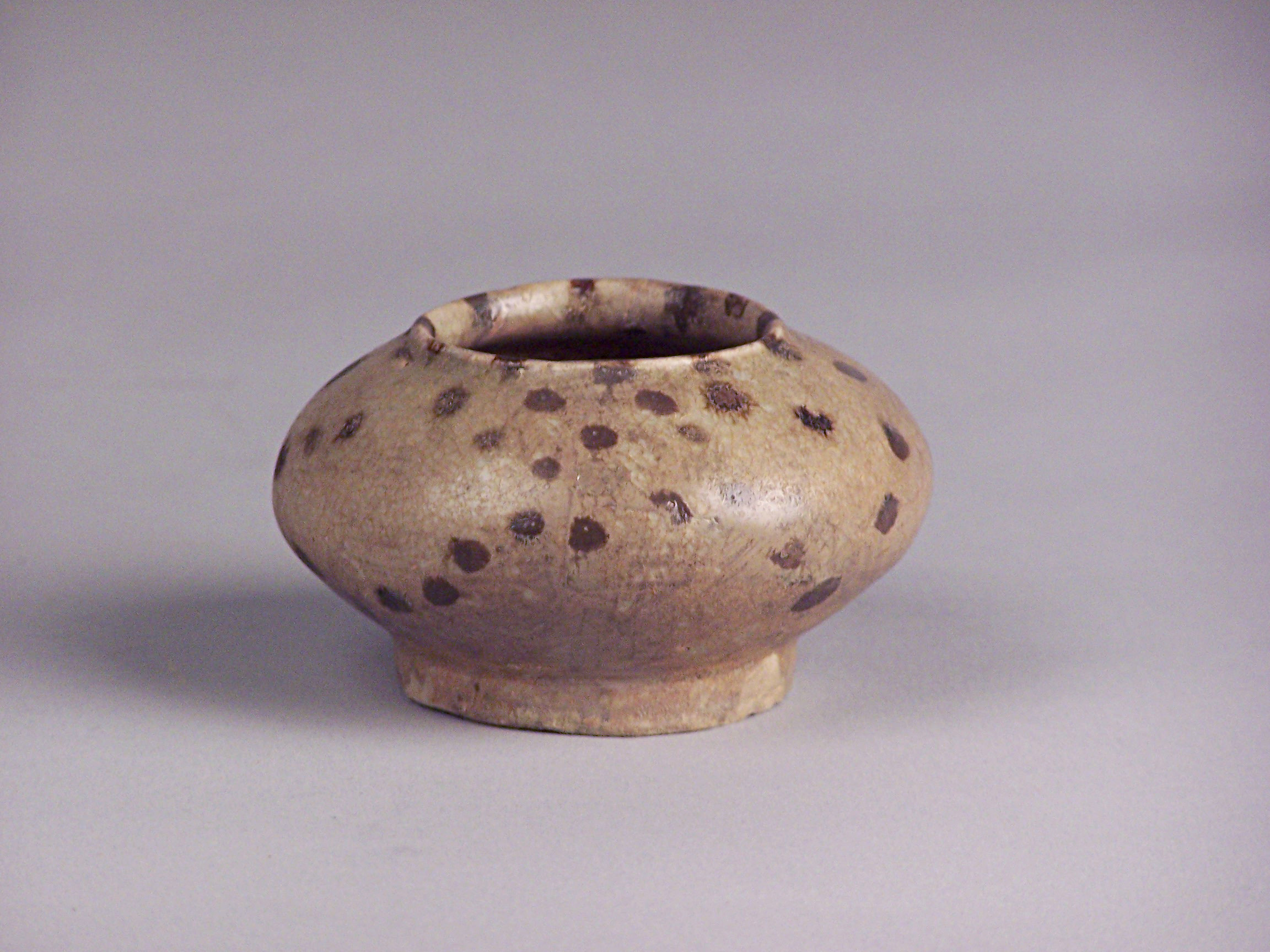 南朝宋元嘉瓯窑青釉点彩水盂