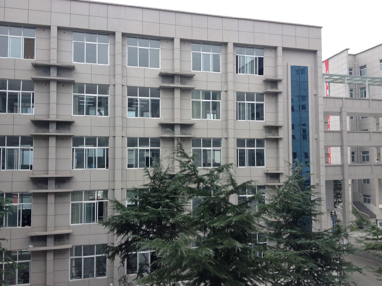  p>陕西省白河县高级中学位于 a target="_blank" href="/item/秦头楚