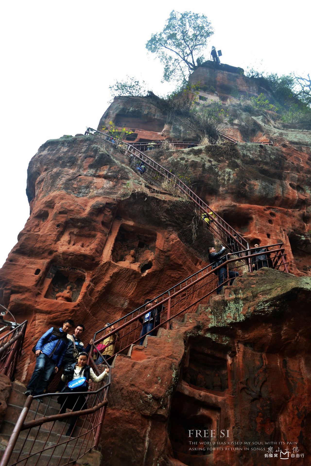  p>巨型睡佛又称隐型睡佛,位于 a target="_blank" href="/item/乐山