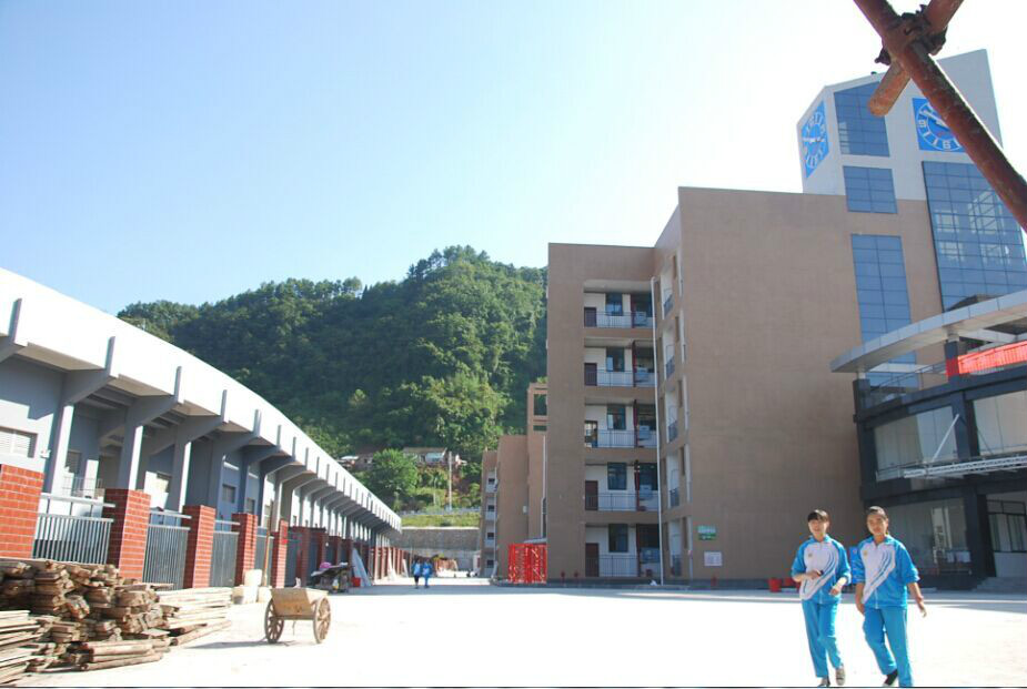  p>凤凰县第一中学地处凤凰古城中心登瀛街21号,与驰名中外的旅游胜地