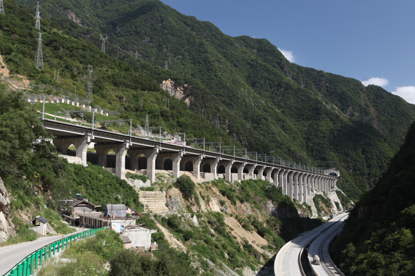  p>兰渝铁路(lanzhou-chongqing railway),是中国境内一条连接 a