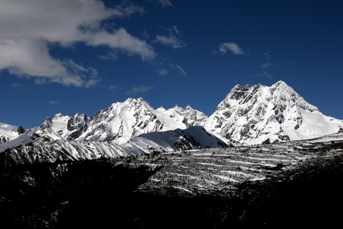  p>白马雪山又称白茫雪山,主峰 a target="_blank" href="/item/扎拉