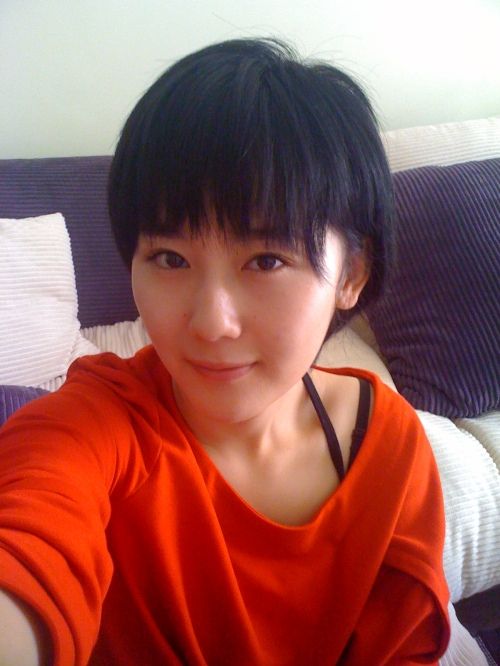  p data-id="gnvhn8s77s">张书语( i>曾用名:张舒羽 /i>),出生于江苏