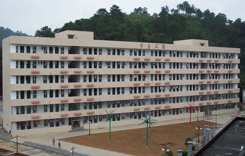  p>郴州苏仙中学位于郴州市苏仙南路 40号,坐落于被称为"天下第十八