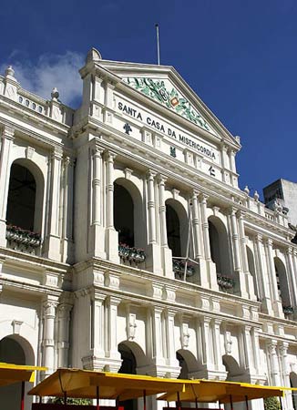 结构的笨重墙墩与柱式艺术风格的矛盾而创造产生了被称为券柱式的组合