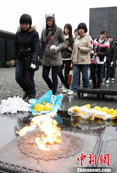  p> b>南京大屠杀 /b>( i>nanjing massacre /i>)指1931至1945年中国 