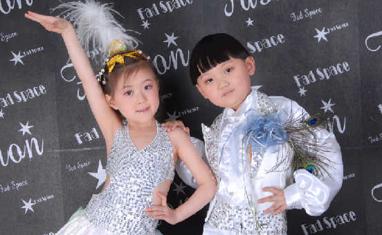  p>哎呀妈呀组合,一个儿童音乐组合,成员张一鸣和苏湘迪.