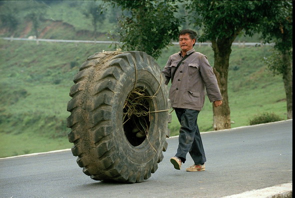  p>《落叶归根》是由香港星皓娱乐有限公司出品的喜剧电影,由 a