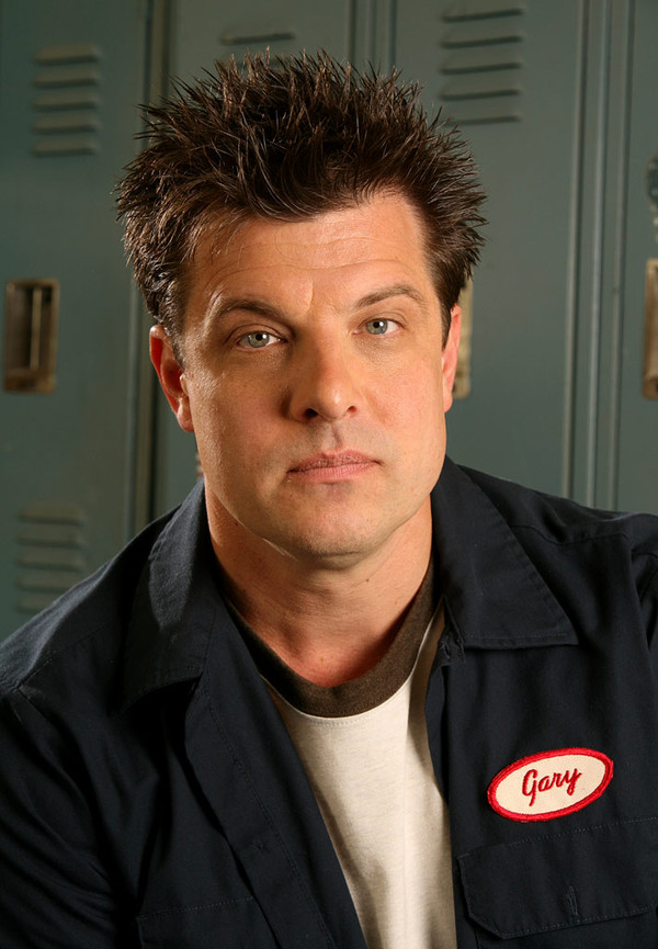 该剧讲述了dunder-mifflin 纸品公司斯克兰顿分公司