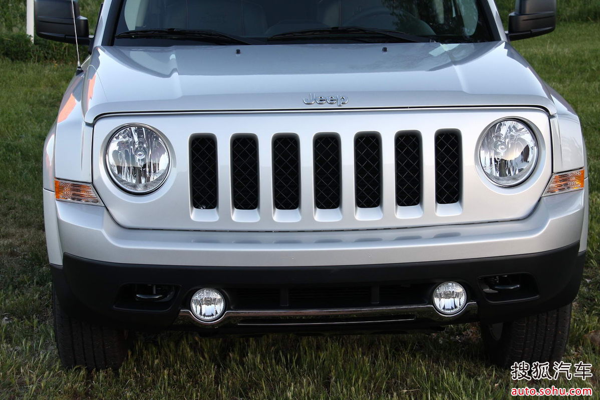  p>自由客指的是jeep品牌旗下一款偏重公路性能的城市型suv,同时也