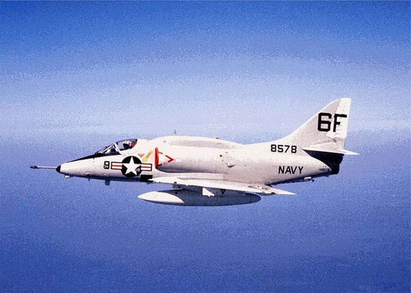  p>a-4攻击机(英语:douglas a-4 skyhawk,绰号:"天鹰"),是20世纪50
