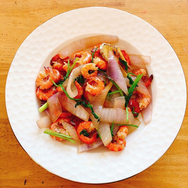  p>洋葱炒虾仁是由洋葱,虾仁等主要食材做成的一道菜品,属于家常菜.