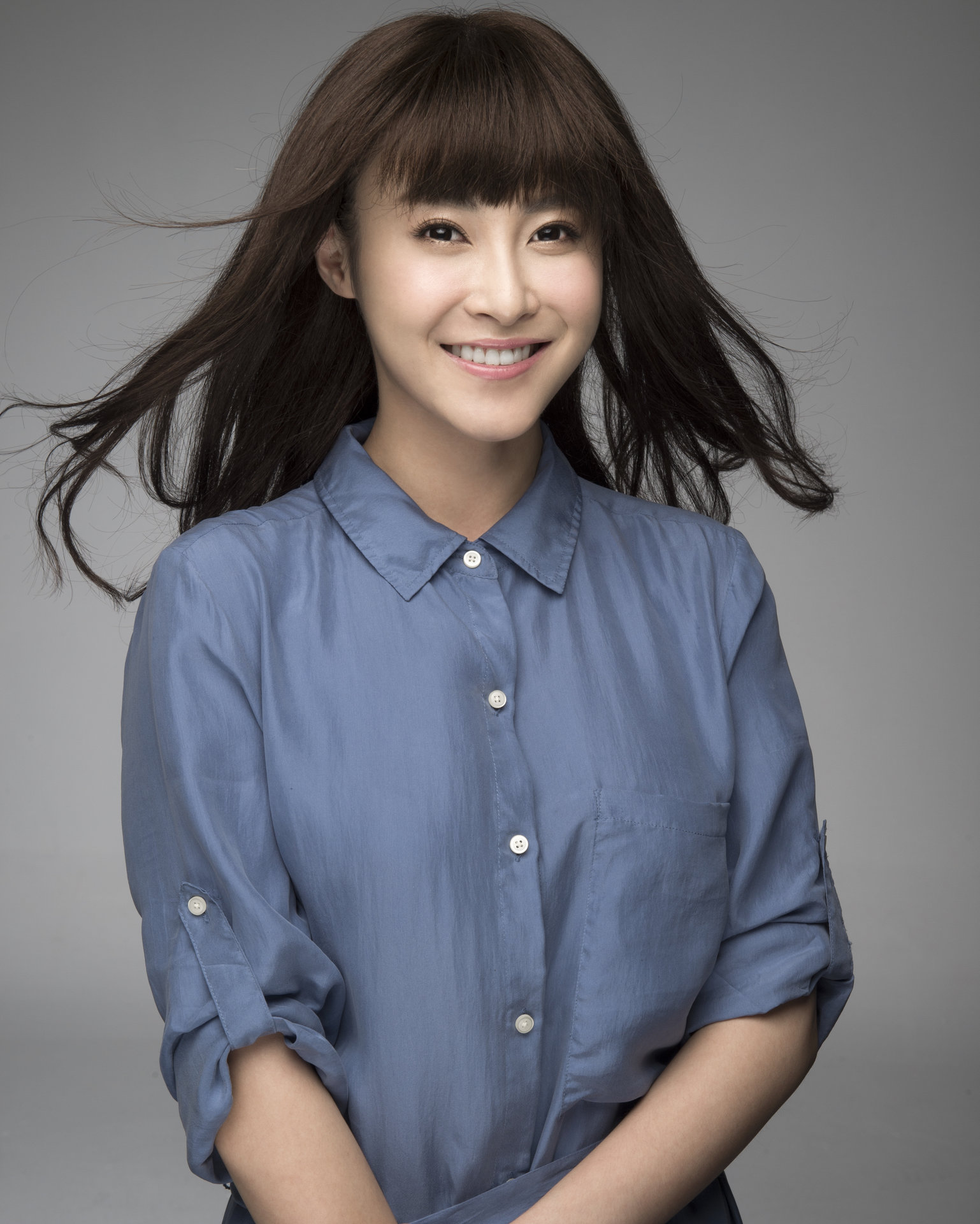 原名王妍,6月30日出生于甘肃省天水市,中国内地女演员,毕业于 a