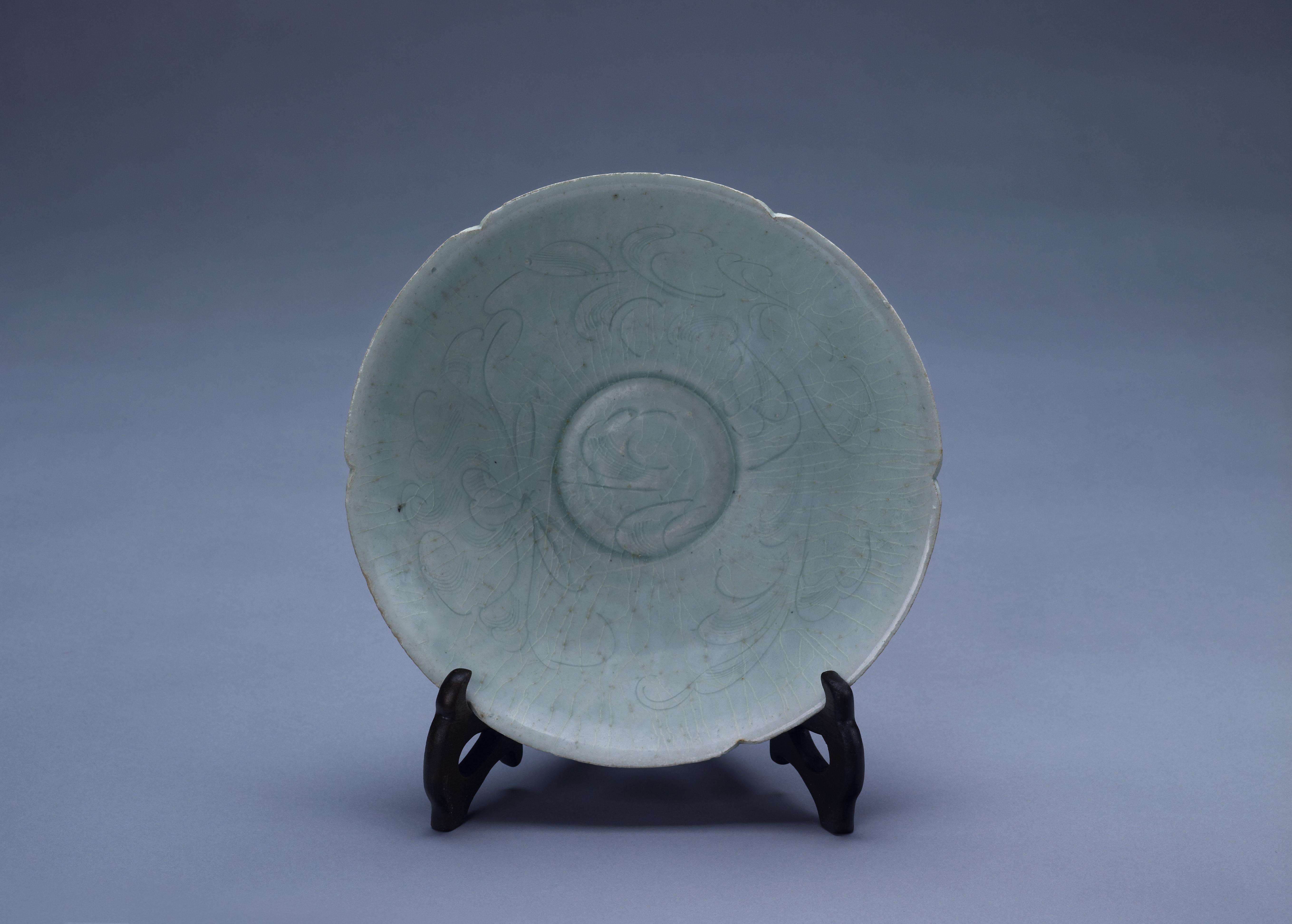  p>此展品为宋代的陶瓷器,敞口为六瓣葵口,弧腹,圈足.