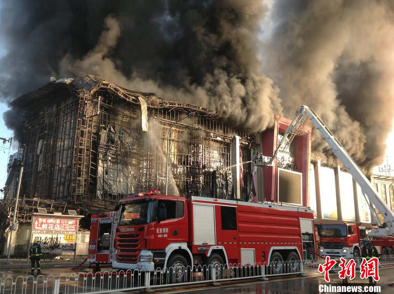  p>2015年6月30日下午,北京大红门公益东桥集美家居北侧一工厂起火