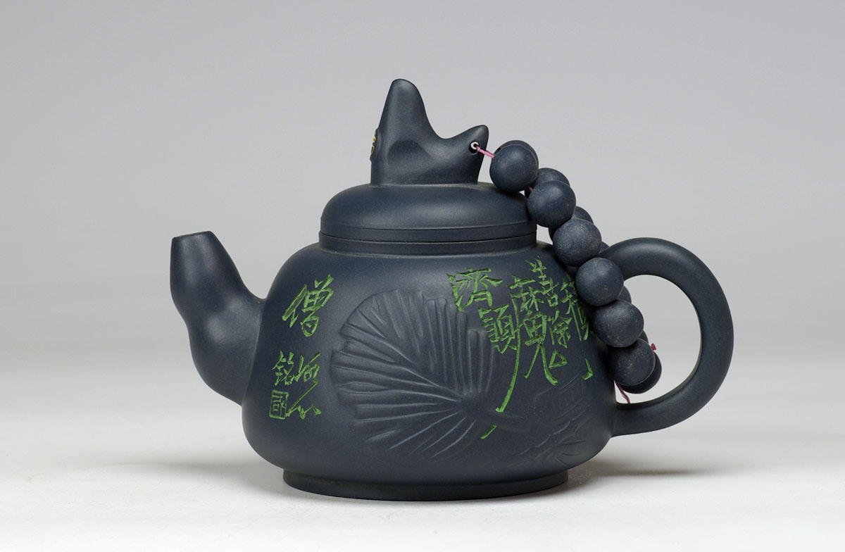  p>一把由国家高级工艺大师咸仲英制作的"济公壶"更是一举卖出了30