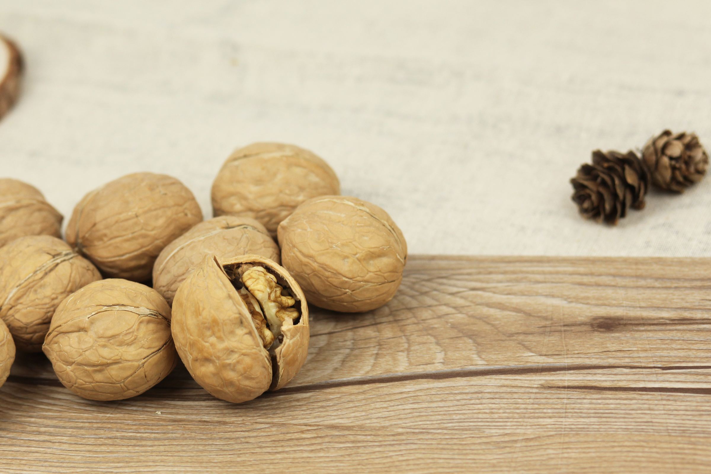  /p> p>商洛核桃有2000多年的栽培历史,以其果大,皮薄,油香,仁饱等