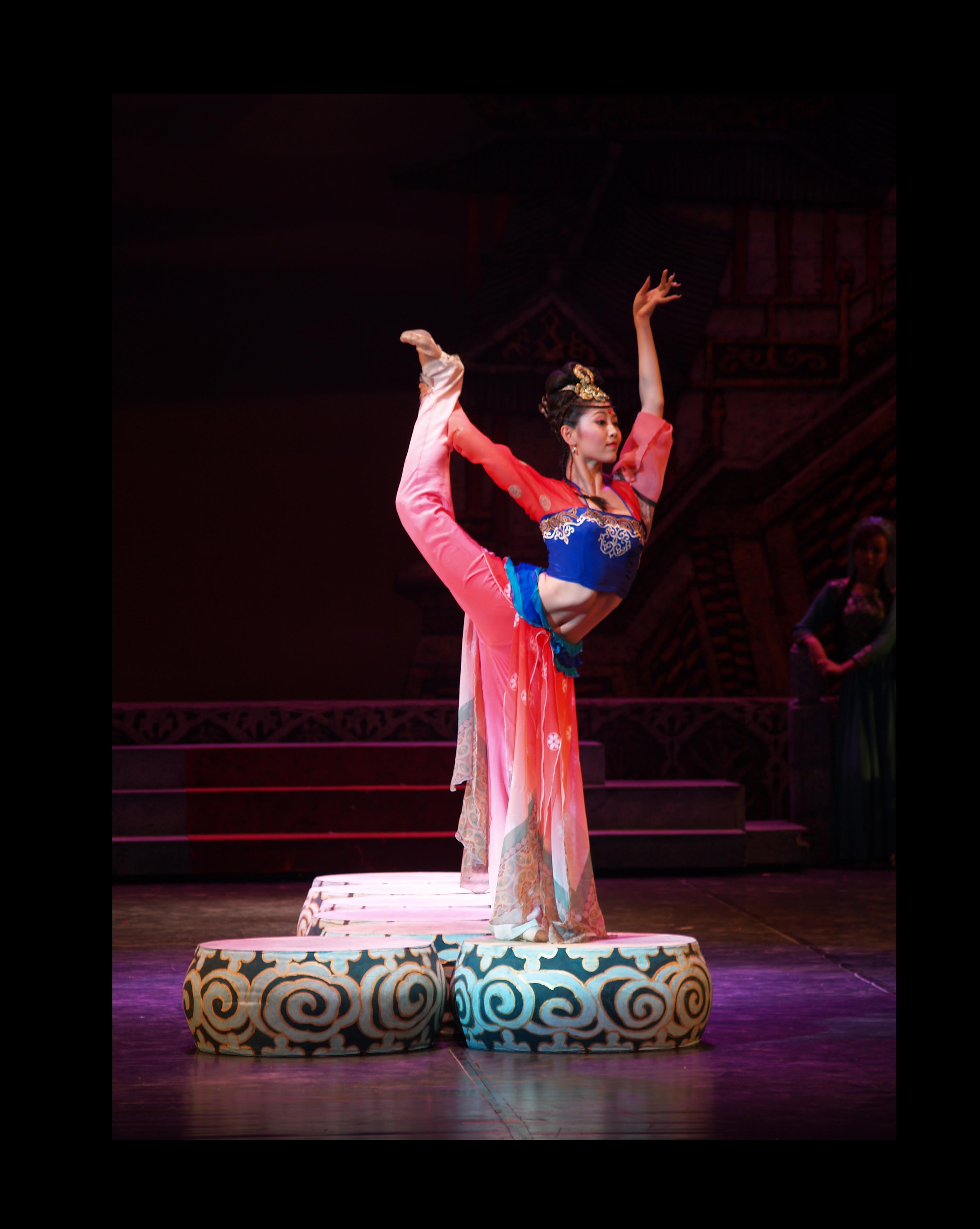  p>《丝路花雨》是中国自1979年起首演的大型民族舞剧,由《丝路花雨》