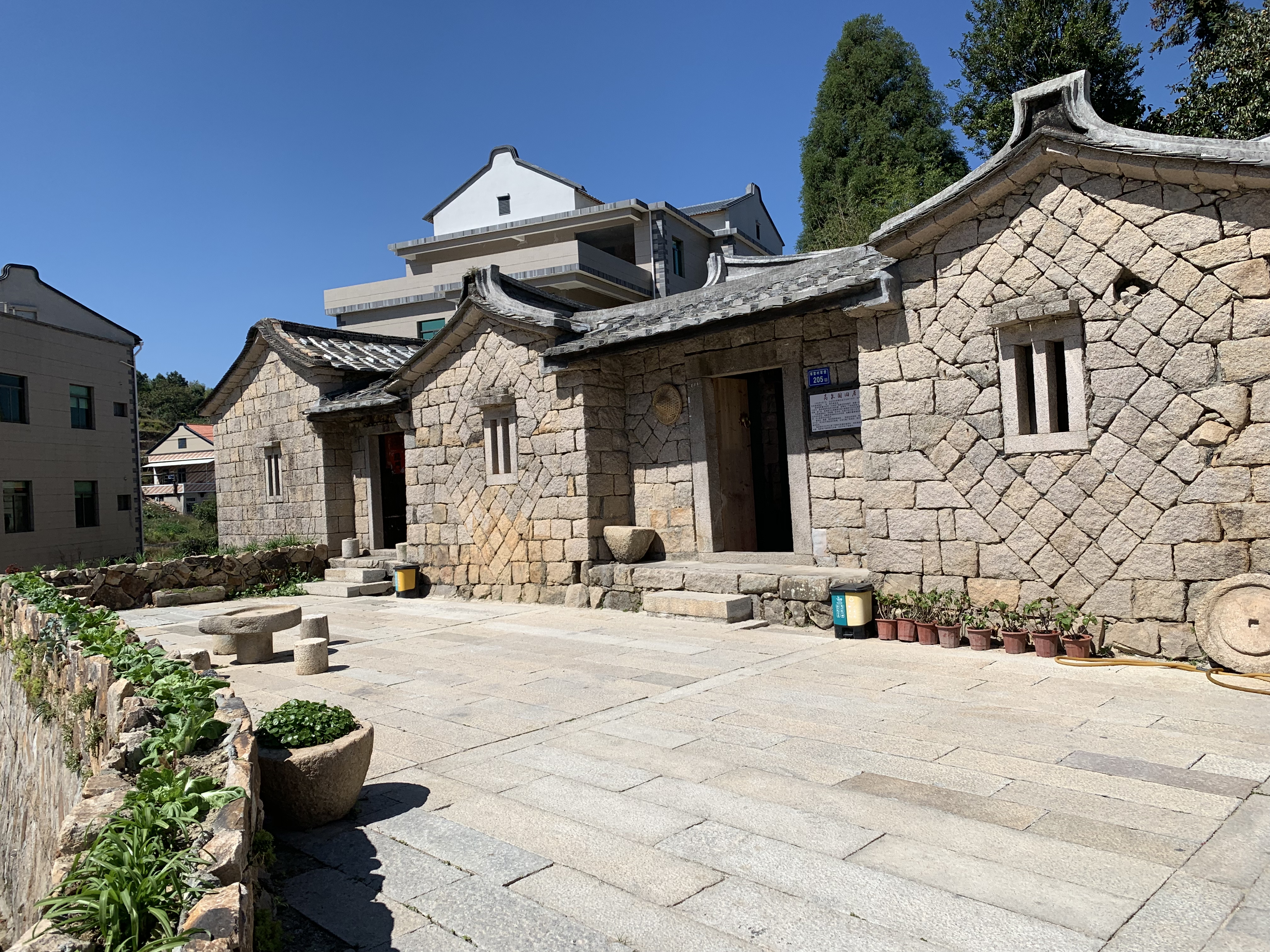  p data-id="gnx90800ie">军营村位于莲花镇境内