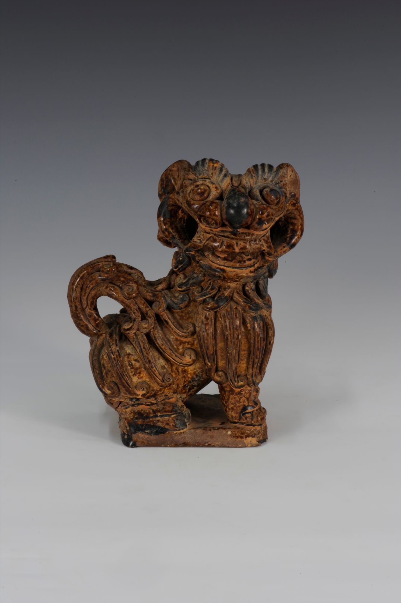 清代褐釉瓷狮子