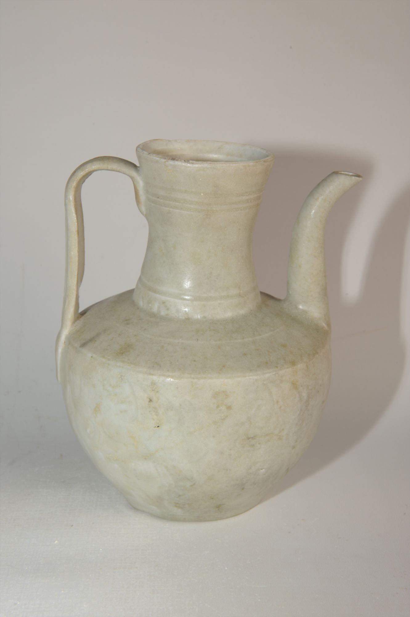 宋代青白釉弦纹刻花瓷执壶