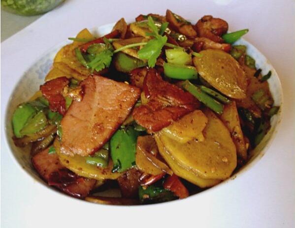  p>腊肉土豆片是恩施州特产,属土家菜系.