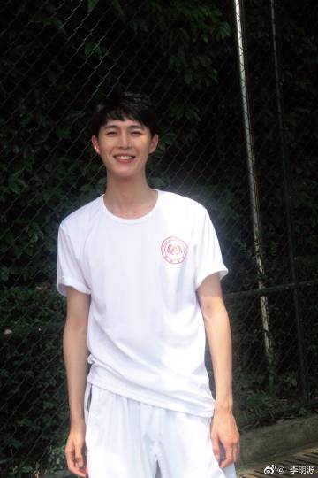 id="2jncye2rwo9">李明源,1996年2月10日出生于新疆,中国内地男演员