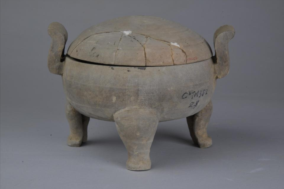 战国灰陶带盖鼎