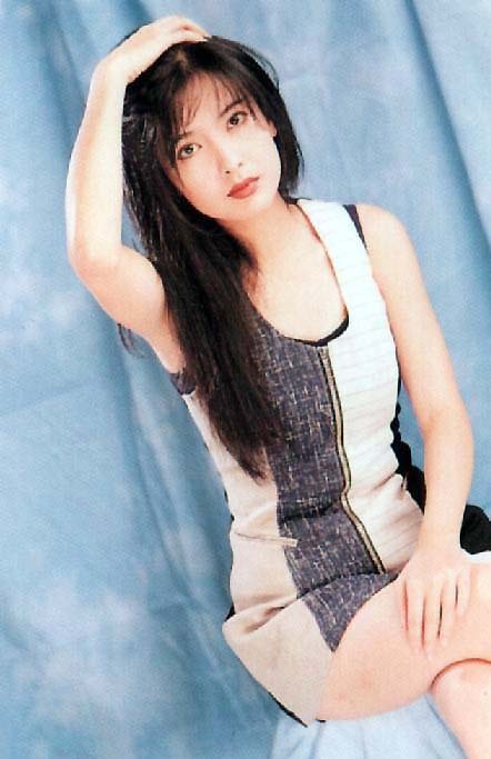 chow) /i>,1967年11月10日出生于香港,中国香港女歌手,演员,主持人