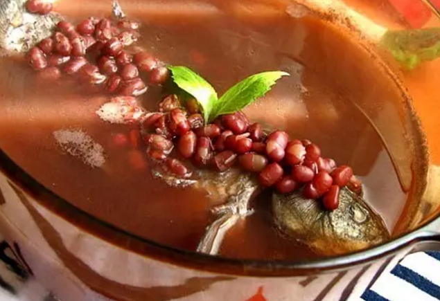  p>赤小豆鲫鱼汤是以赤小豆,鲫鱼为主要材料制作的药膳. /p>