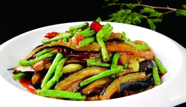  p>豆角烧茄子是一道家常炒菜,主要原料是 a href="#" data-lemmaid="