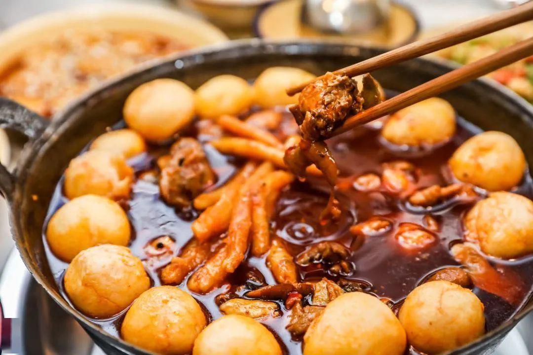  p>梁山鸡是一道以仔鸡,山药为主料的菜品,是重庆当地特色美食之一.