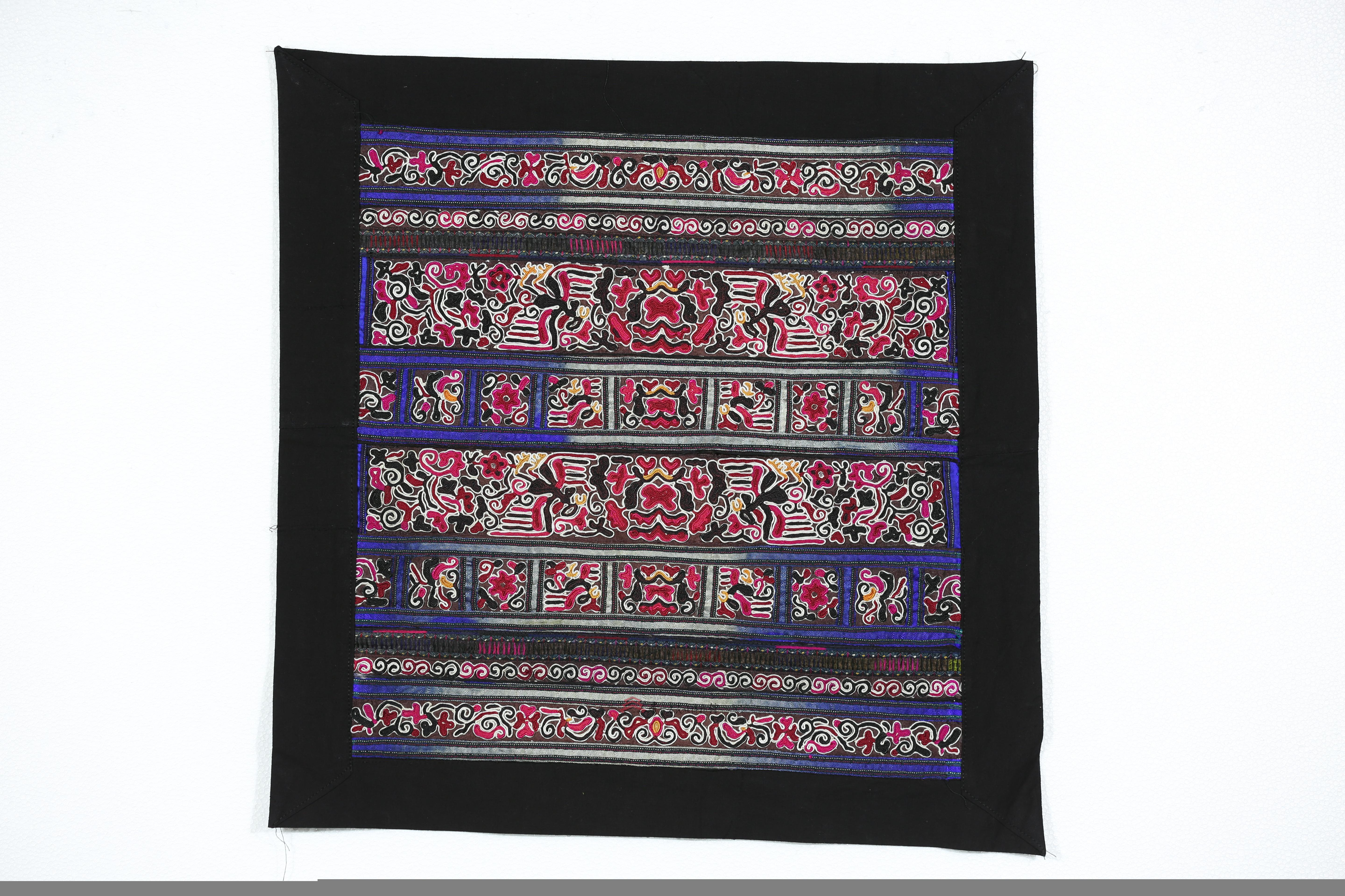 锁绣绣片是一件由贵州省民族博物馆通过征集而来的民族历史和文化藏品