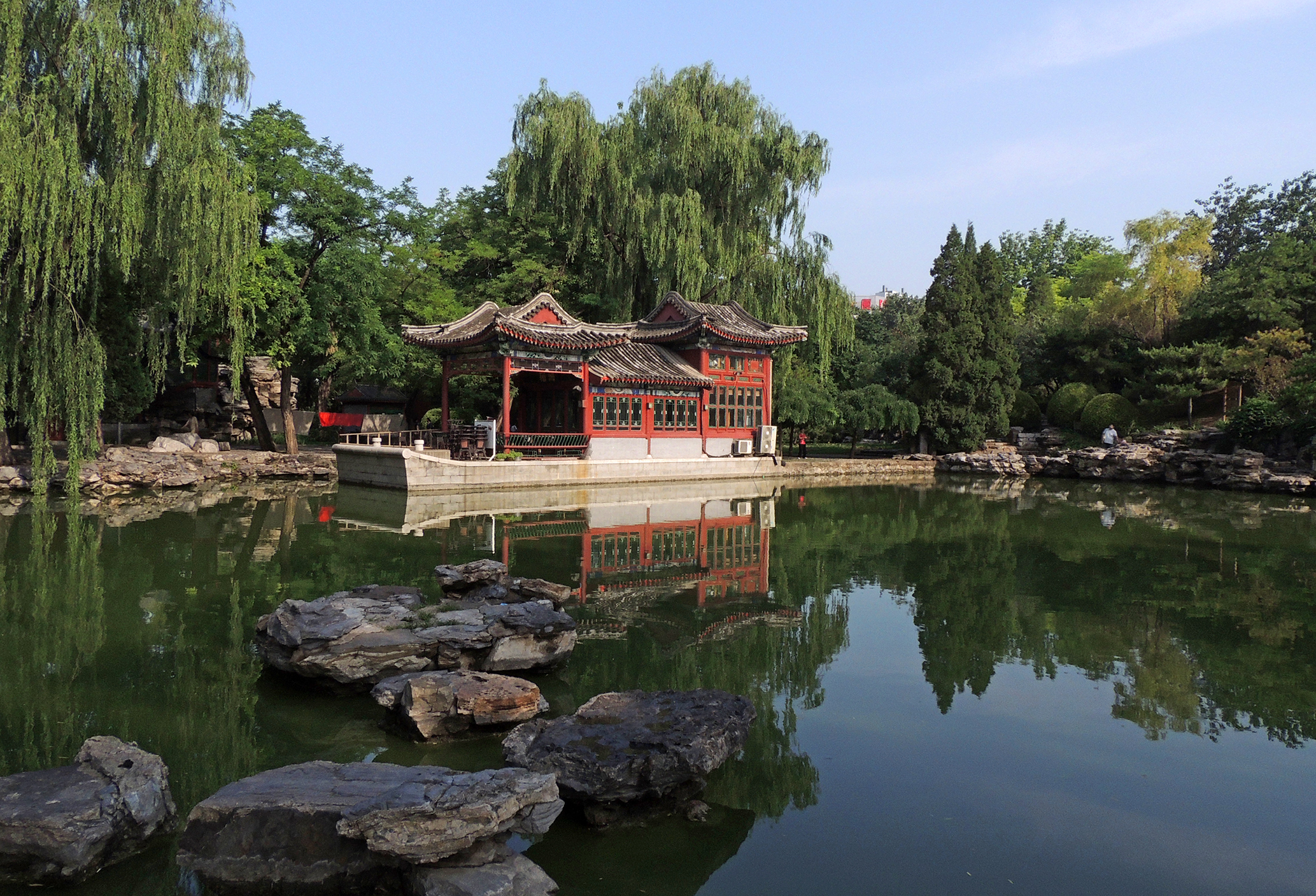 酒店是一座位于北京市朝阳区建国门外日坛路使馆区的五星级的涉外宾馆