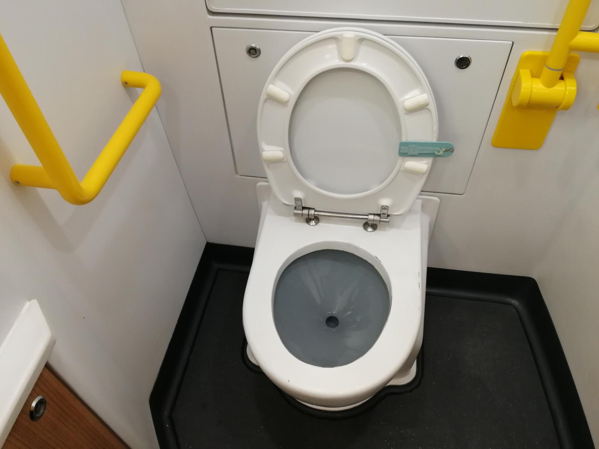 真空厕所是厕所的一种,通过冲厕系统产生的气压差,以气吸形式把便器内