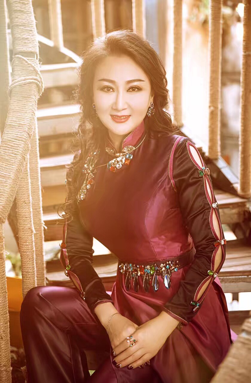  p>天亮,蒙古族,出生于内蒙古科尔沁大草原,从小就酷爱音乐有着天籁般