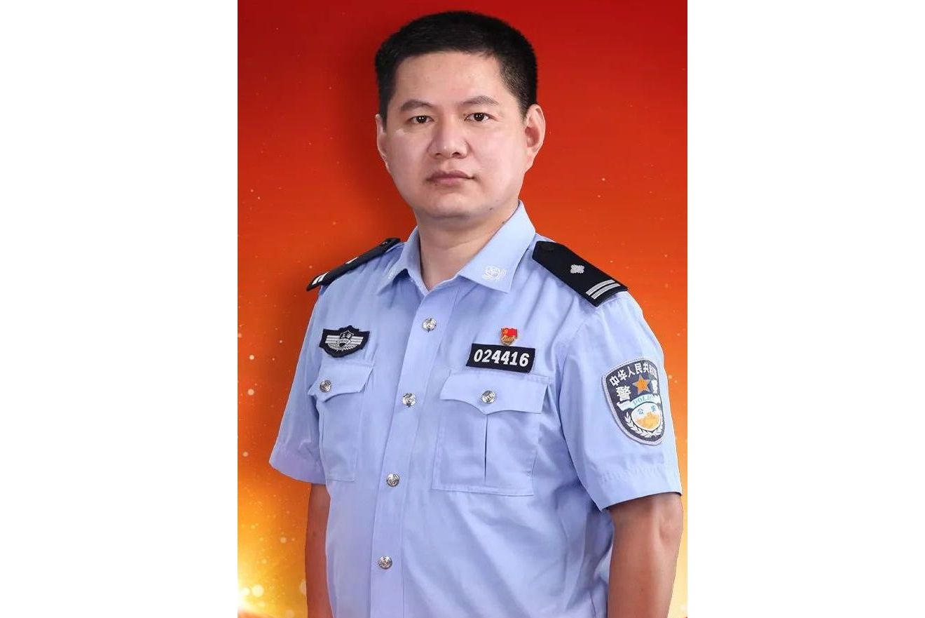  p>孙礼钢,现任上海市公安局长宁分局天山路派出所二级警长. /p>