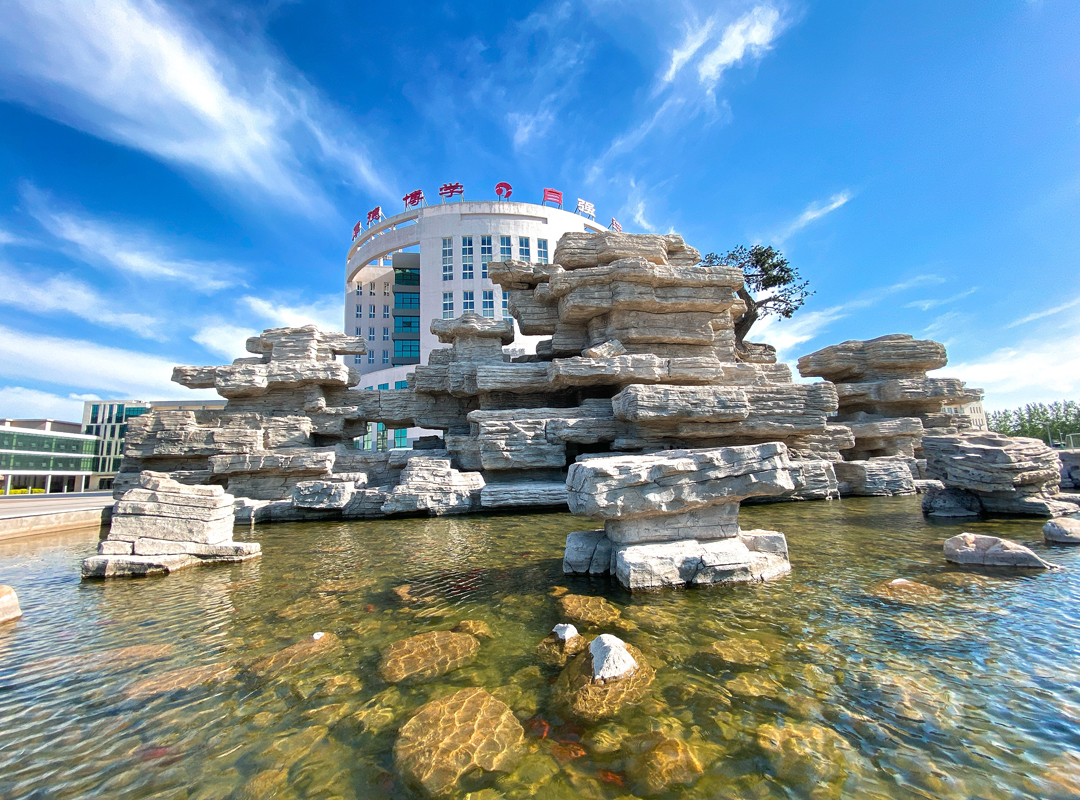  p>辽宁盘锦大洼高级中学始建于1977年,地处美丽的鹤乡辽河之滨,是