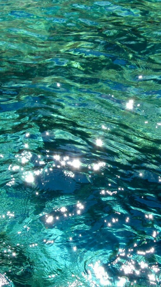  p>湖水蓝是一种颜色,来自干净清澈的湖水的颜色,让人感到平静的颜色.