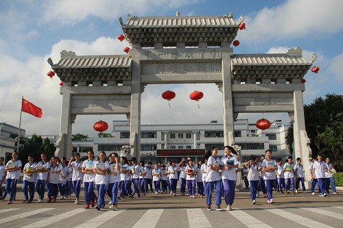  p>中山市濠头中学创办于1944年,是广东省一级学校,广东省国家级示范