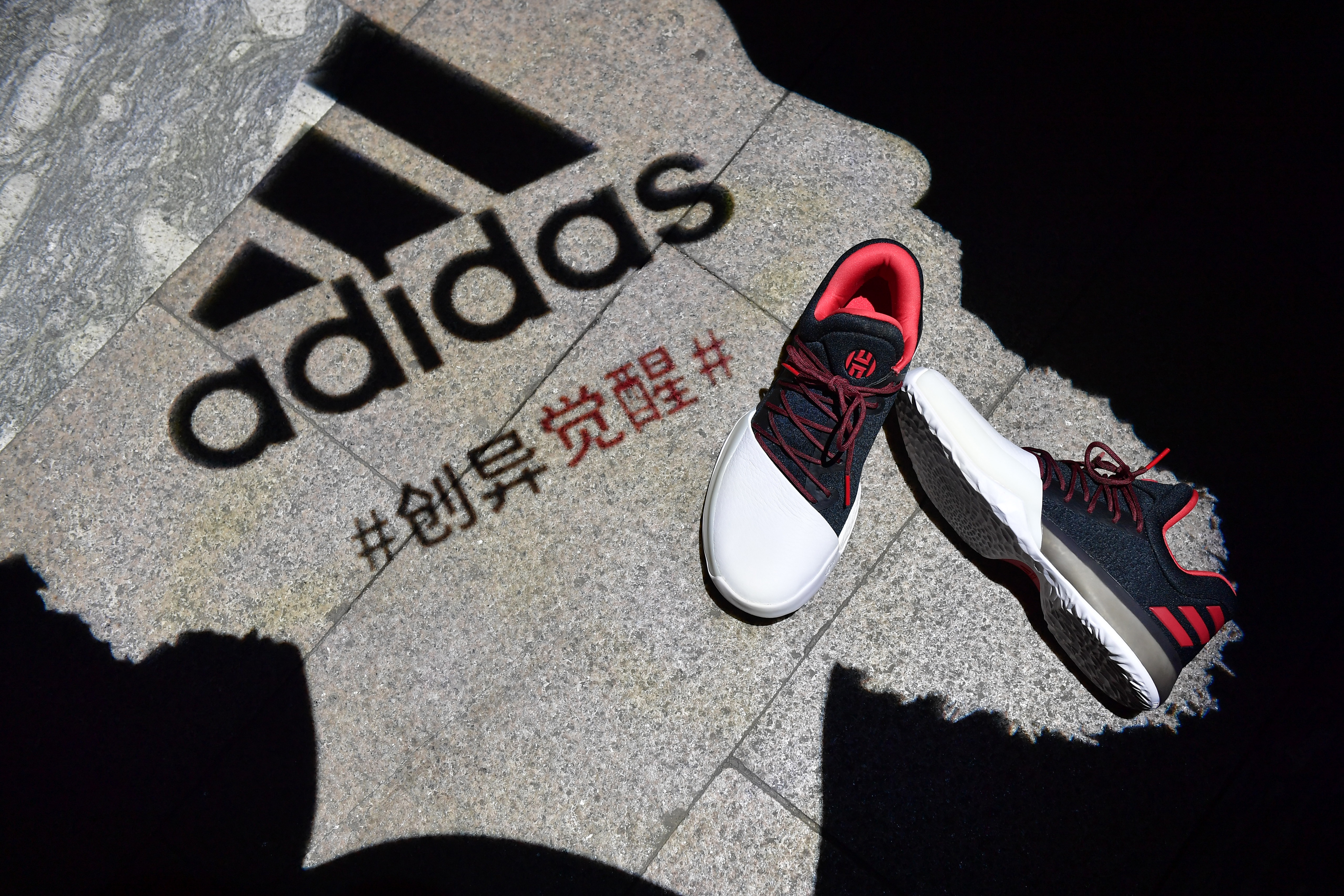 527092" data-lemmaid="527092">阿迪达斯 /a>,主打篮球运动装备,旗