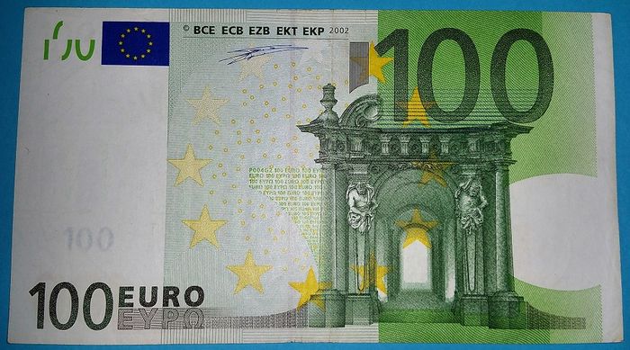  p> b>一百欧元纸币 /b>( b>100 /b>)是第三大面额及第三大尺寸(147