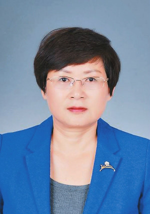  p data-id="gnb9eq25uy">李鸿,女,哈尼族,19