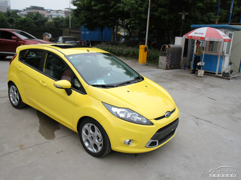 id="1953775">福特汽车公司 /a>向市场推出了第一代嘉年华(fiesta)