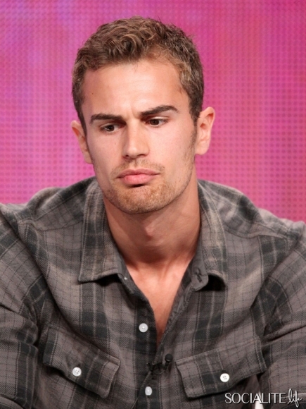  p>提奥·詹姆斯 i>(theo james), /i>1984年12月16日出生于英国牛津
