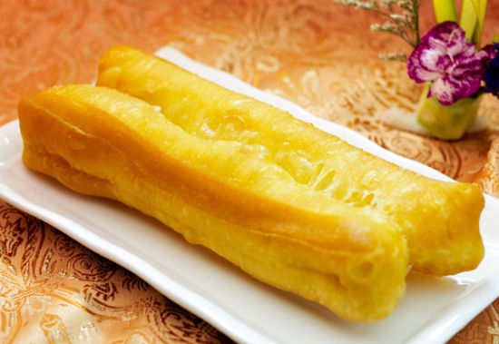 面食,长条形中空的 a target="_blank" href="/item/油炸食品/4095657