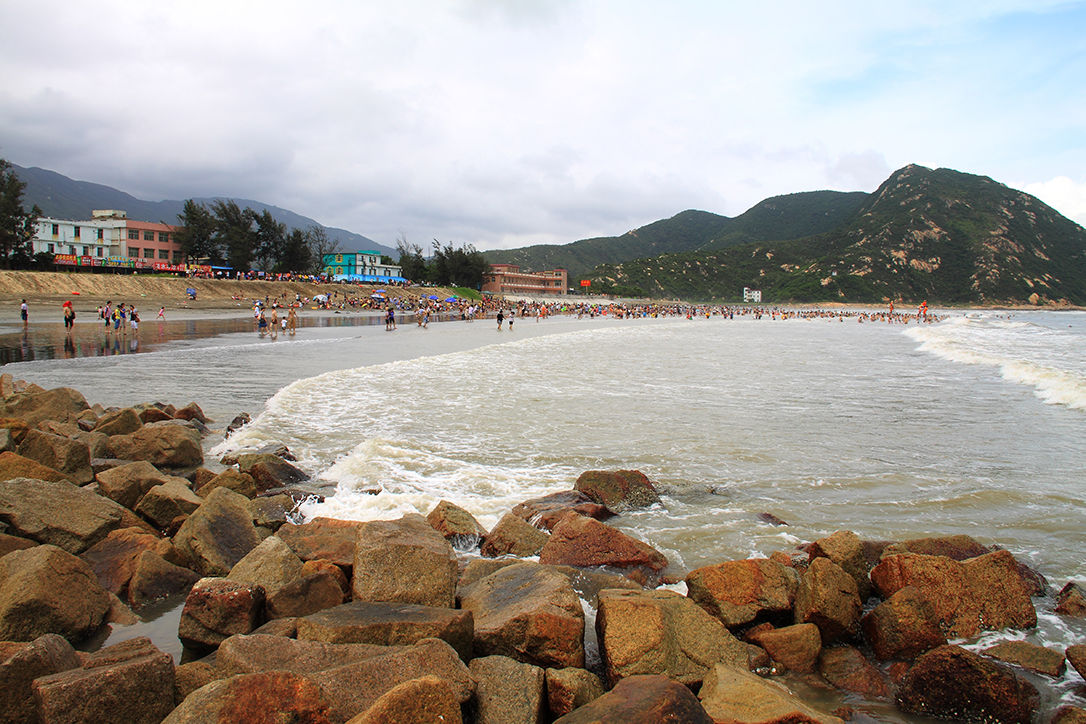  p> a target="_blank" href="/item/黑沙湾">黑沙湾 /a>海浴场位于 a